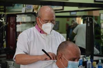 Peluquería Tomás: medio siglo cortando el pelo en Telde/TA.